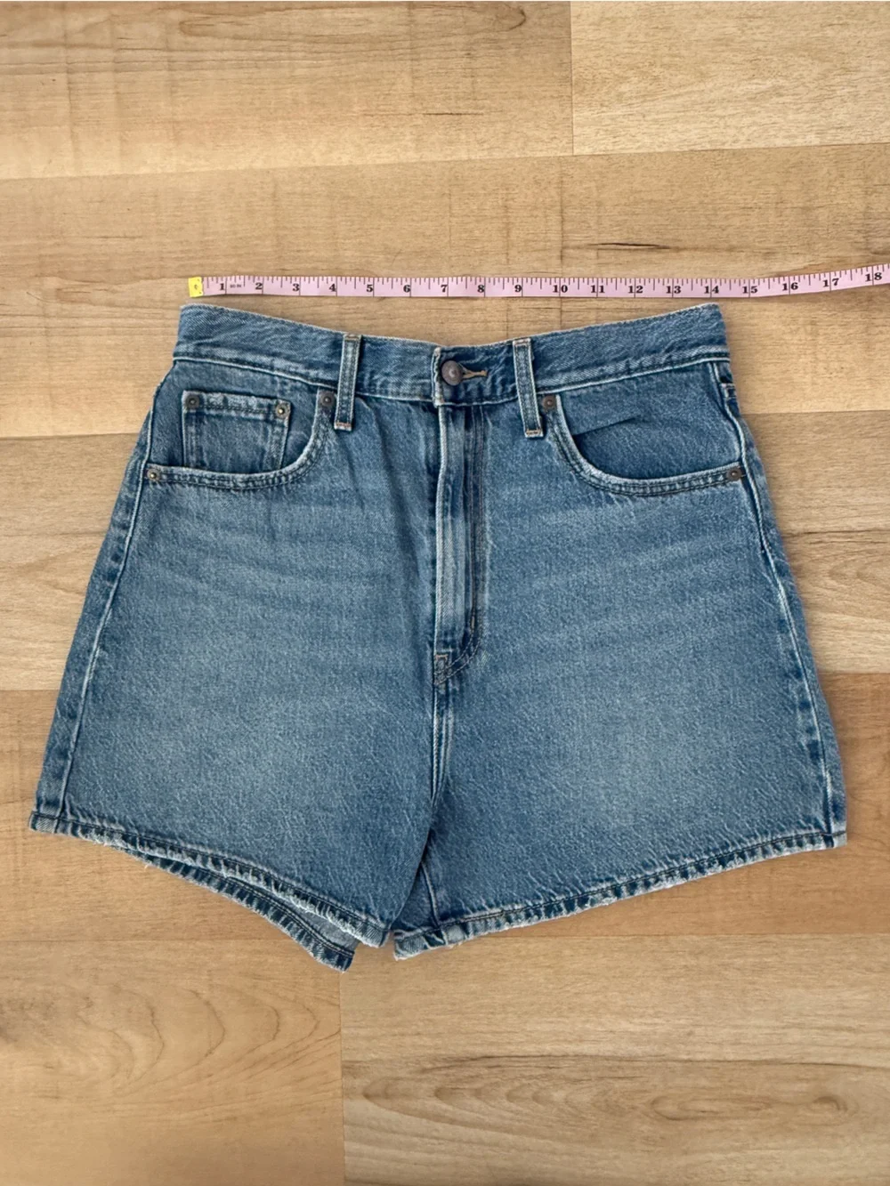 Levi’s High Loose Shorts - Picture 1 of 5